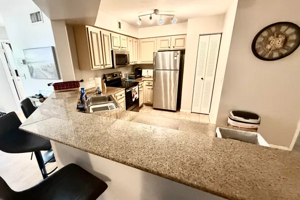 400 SCOTIA DR 305