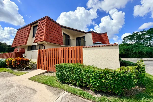 3870 VICTORIA DR