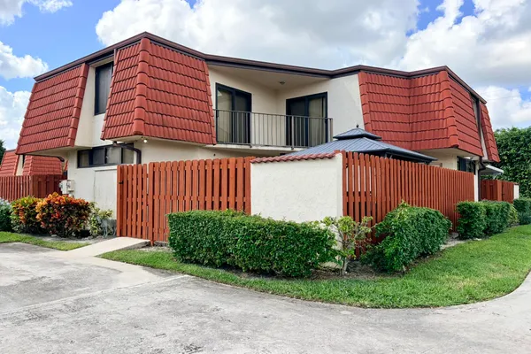3870 VICTORIA DR