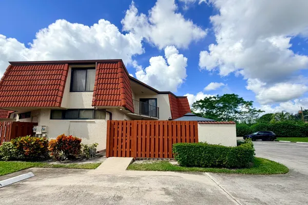 3870 VICTORIA DR