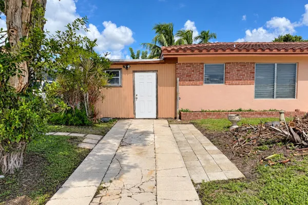 5051 SW 10TH ST