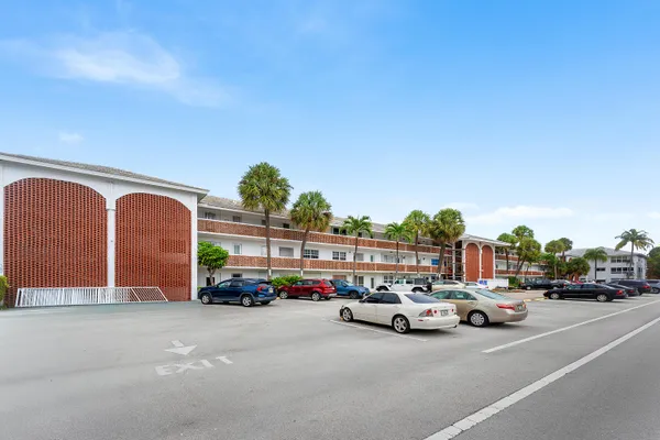 2050 NE 39TH ST E307