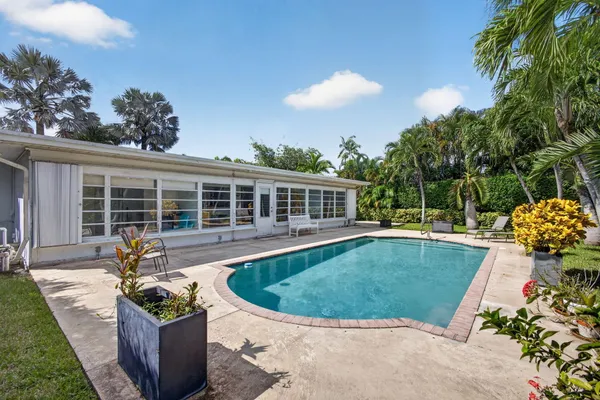 128 VASSAR DR