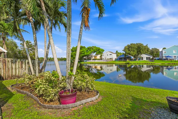 501 LAKESIDE CIR