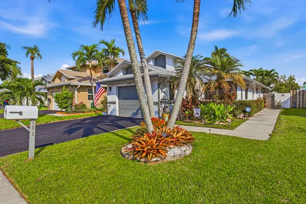 501 LAKESIDE CIR