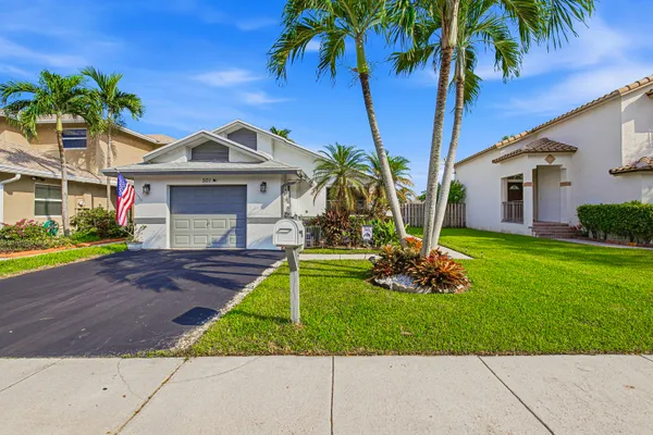501 LAKESIDE CIR