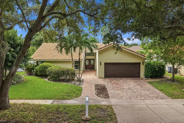 8928 ESCONDIDO WAY