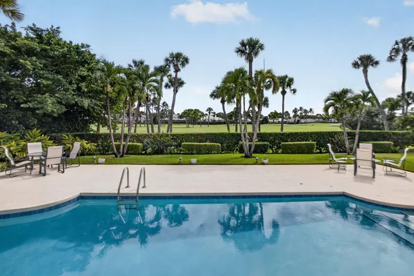 934 PALM WAY