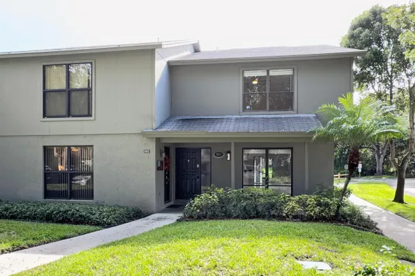 901 SANDTREE DR