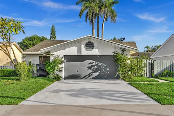 82 BAYTREE CIR