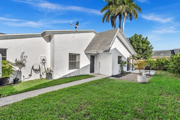 82 BAYTREE CIR