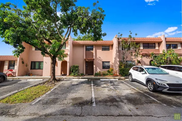 22 N VALENCIA DR 3-32