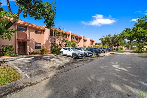 22 N VALENCIA DR 3-32