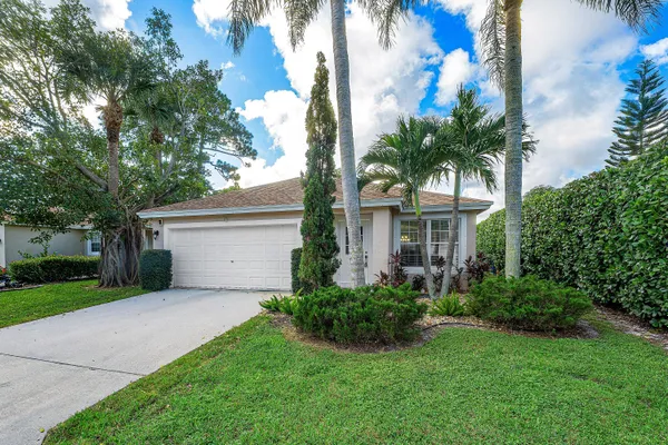 5427 CLUB CIR
