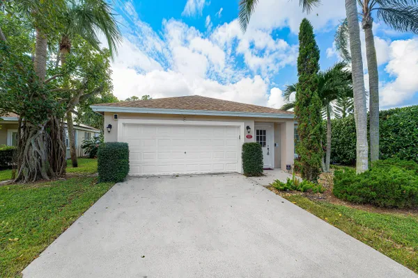 5427 CLUB CIR