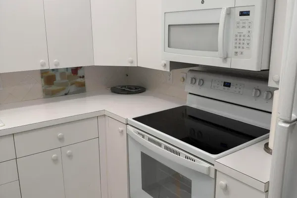 4046 AINSLIE C C
