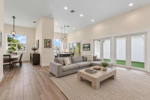 5798 NW 39TH AVE