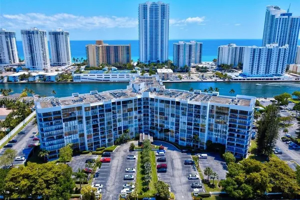 1000 PARKVIEW DR 206