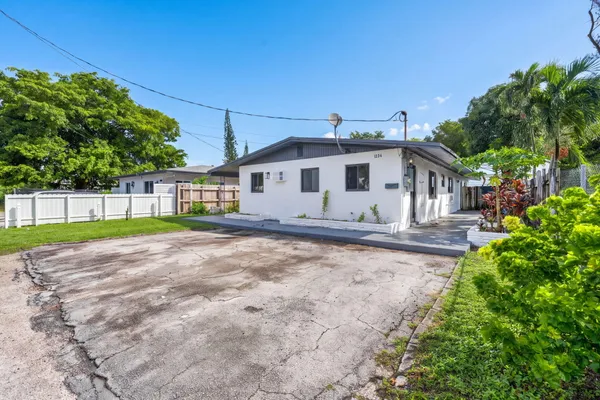 1224 NE 5TH AVE