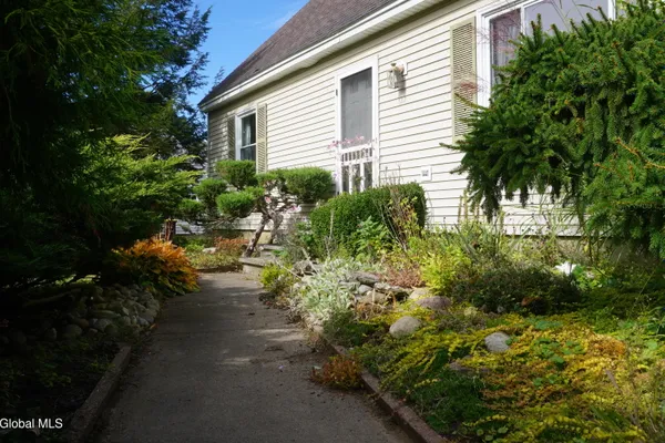 6 NEWINGTON AVE