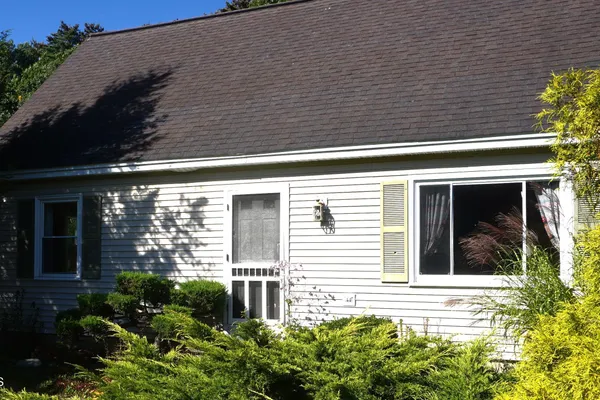 6 NEWINGTON AVE