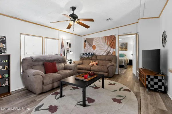 136 E MOCCASIN CREEK LN