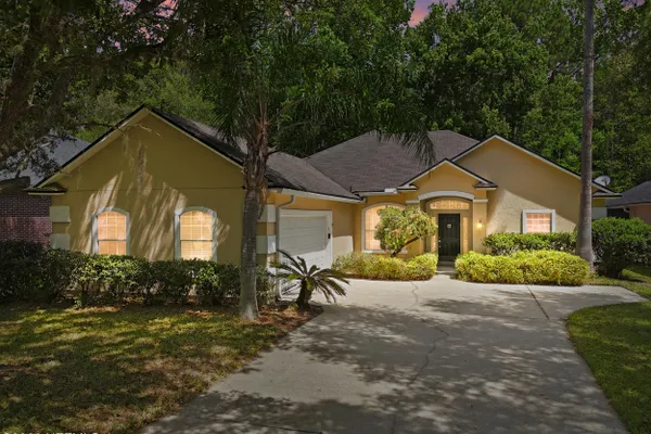 820 W CUMBERLAND CT