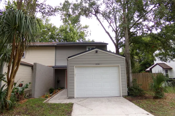 2134 ROSEWOOD DR