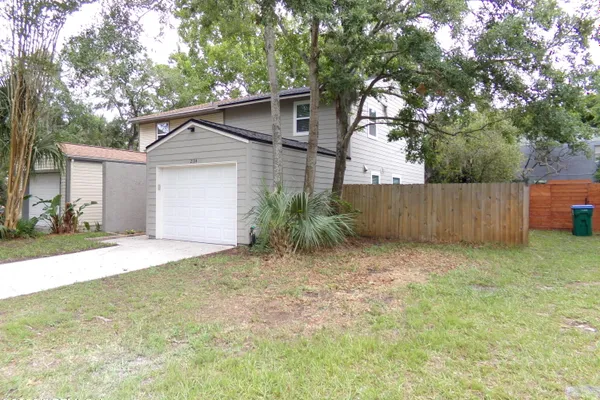 2134 ROSEWOOD DR