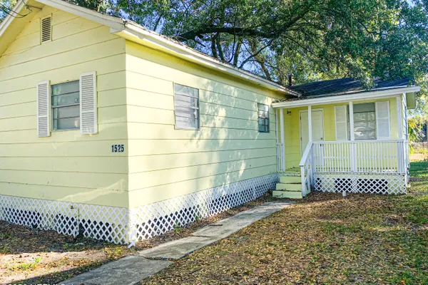 1525 MT HERMAN ST