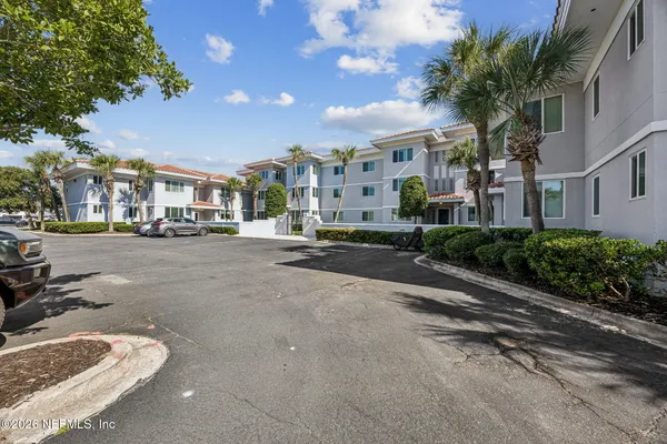 201 10TH AVE 102N