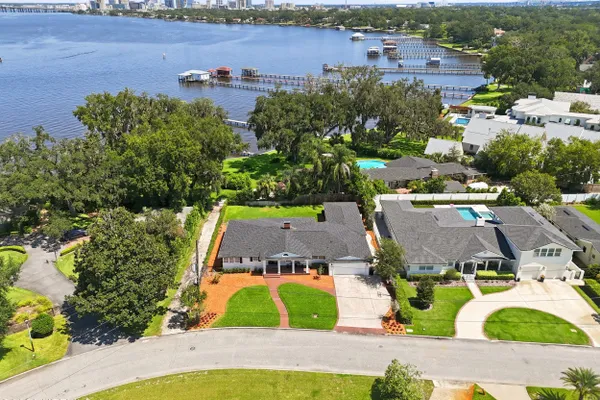 833 WATERMAN RD