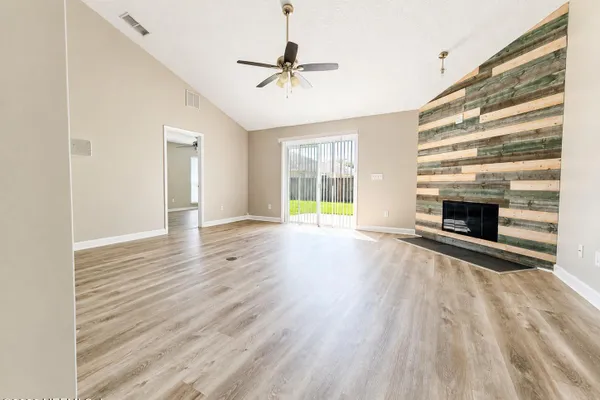 405 MACKENZIE CIR