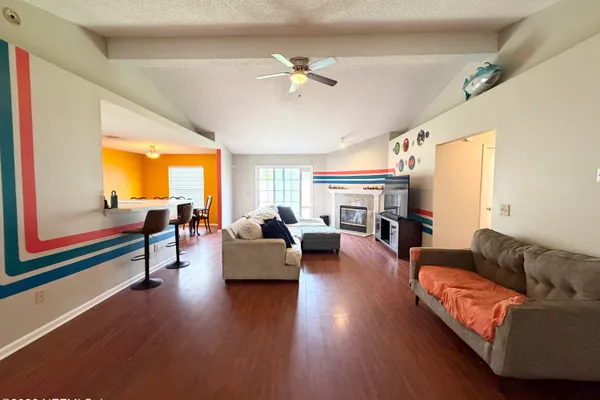1634 SPRING OAKS LN