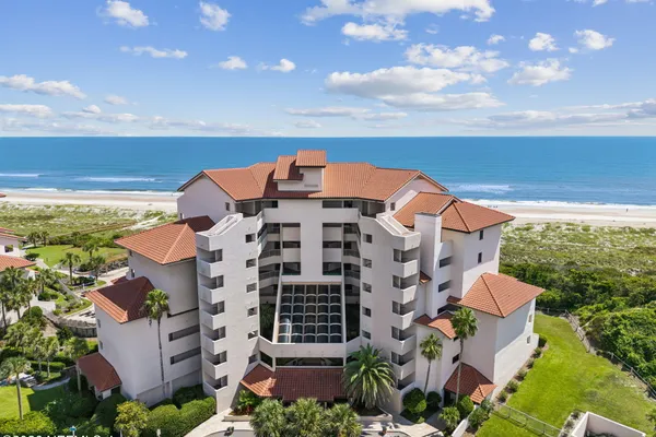 233 SANDCASTLES COURT CT 233