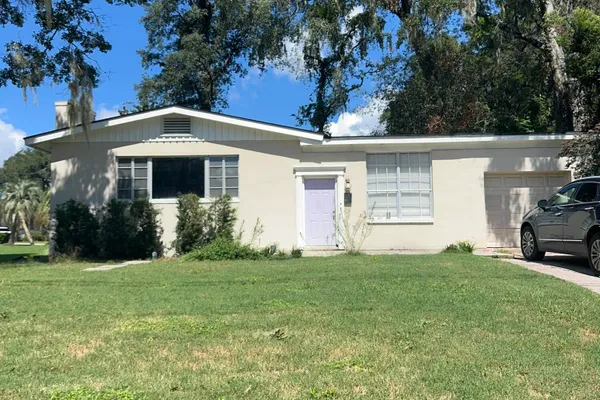2443 MERCER CIR