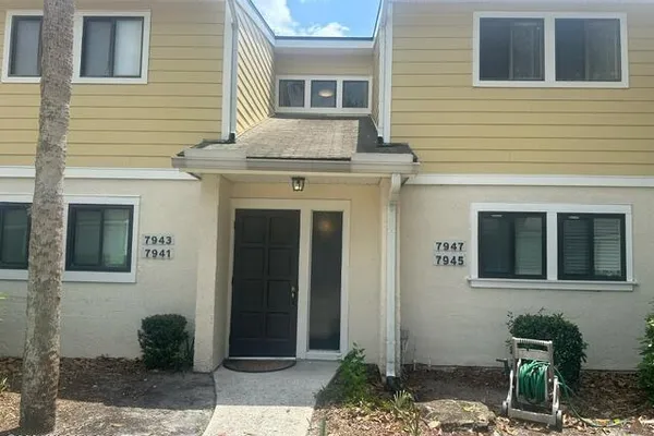 7947 LOS ROBLES CT