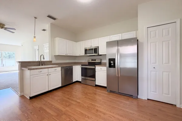 1211 SOUTHERN STREAM CT