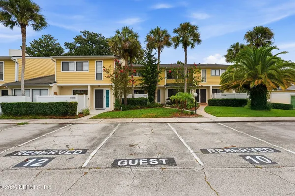 7910 LOS ROBLES CT