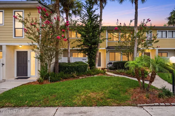 7910 LOS ROBLES CT