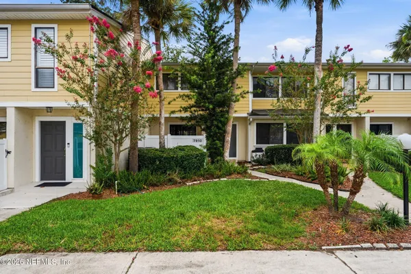 7910 LOS ROBLES CT