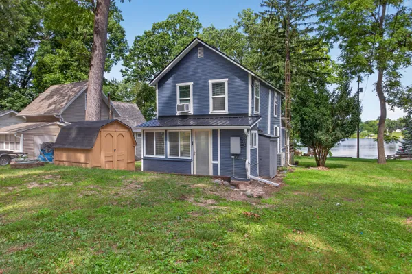 2210 LAKEVIEW DR