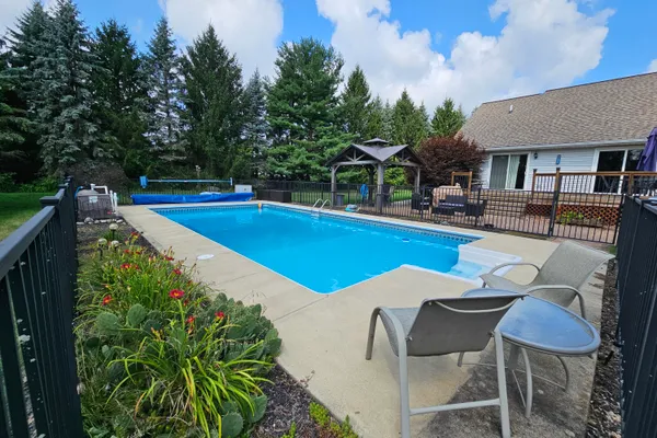 2276 WHITE PINE DR