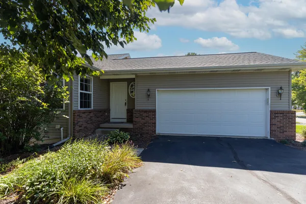 318 BARRINGTON CIR