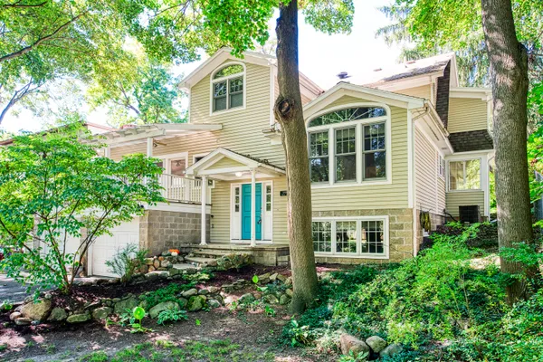 648 SUNSET LN