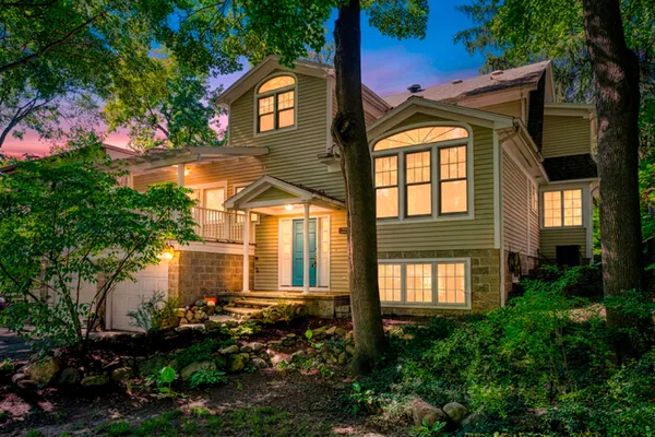 648 SUNSET LN