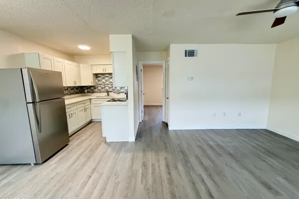 215 CIRCLE DR 3