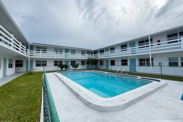 215 CIRCLE DR 3