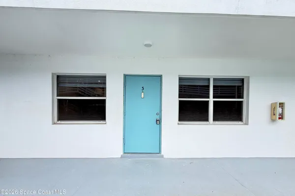 215 CIRCLE DR 3