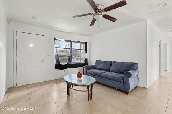 819 ALMOND BLVD